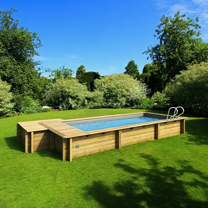 myPool Holz-Pool Urban - 486 x 401 x 133 cm, 11.000 l, Braun, Grau - Bild eines rechteckigen Holzpools im Garten, der eine entspannende und stilvolle Ergänzung zum Außenbereich darstellt.