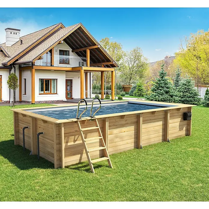 myPool Holz-Pool Urban - 650 x 398 x 133 cm, 18.200 l, Braun, Grau - Das Bild zeigt einen rechteckigen Holzpool mit Leiter im Garten, umgeben von gepflegtem Rasen und einem Wohnhaus im Hintergrund.