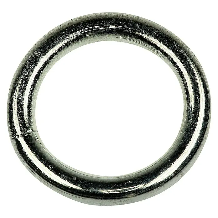 Stabilit Schaukelring - Belastbarkeit: 220 kg, Durchmesser: 7 mm, 2 Stk. - Nahaufnahme eines einzelnen, silberfarbenen Metallrings vor einem schwarzen Hintergrund, der die Details des Rings hervorhebt.