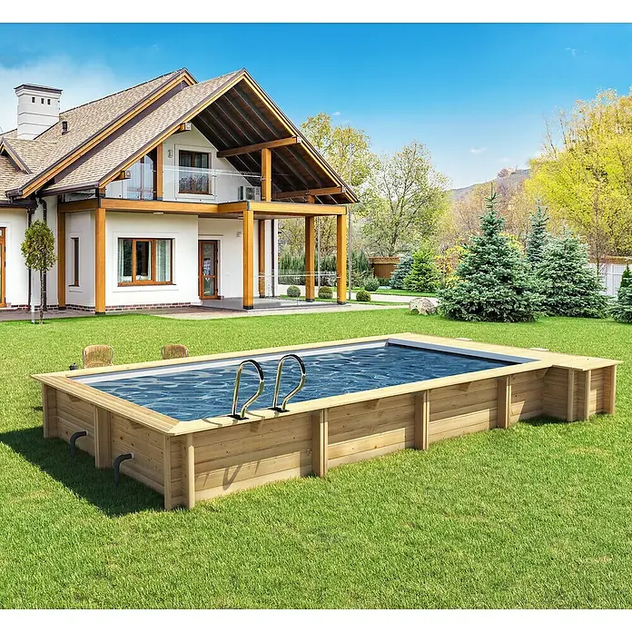 myPool Holz-Pool Urban - 650 x 398 x 133 cm, 18.200 l, Braun, Grau - Ein rechteckiger Holzpool mit einer Leiter im Garten eines Hauses. Das natürliche Holz fügt sich gut in die grüne Umgebung ein.