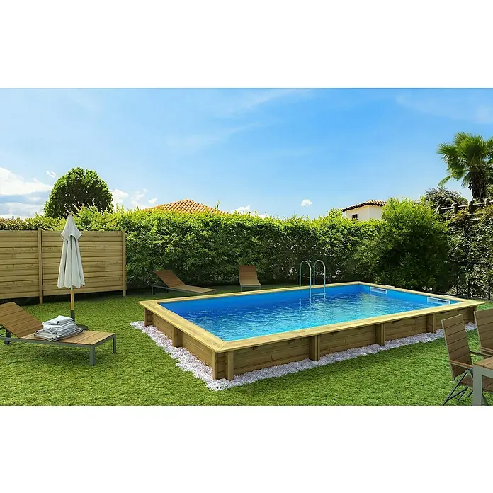 myPool Holz-Pool Weva - 653 x 353 x 146 cm, 24.000 l, Braun, Blau - Ein rechteckiger Holzpool mit kristallklarem Wasser lädt zum Entspannen im Garten ein. Liegestühle und eine grüne Rasenfläche ergänzen die Szene.