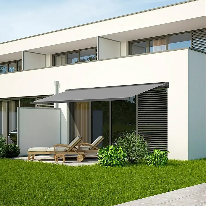 SmartSun Toldo de cofre completo Dark Fiji - Gris piedra, Ancho: 3,95 m, Caída: 3 m - Fachada moderna con toldo gris sobre el patio, proporcionando sombra y complementando el diseño elegante de la casa.