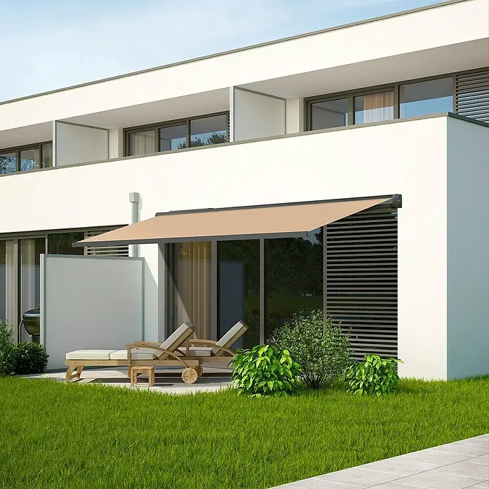 SmartSun Vollkassettenmarkise Fiji Solar Motion - Beige, Breite: 4,75 m, Ausfall: 3 m - Moderne Hausfassade mit einer eleganten, beigen Markise, die Schatten spendet und das Design des Gebäudes ergänzt.