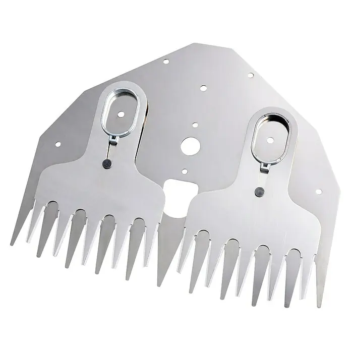 Gloria Ersatzmesser für Rasenmäher - Gloria Elektro-Rasenmäher FineCut 18V/230V - Das Bild zeigt ein silbernes Gerät mit zahnartigen Klingen und einer metallischen Platte mit Löchern. Es könnte ein Werkzeug für Gartenarbeit sein.