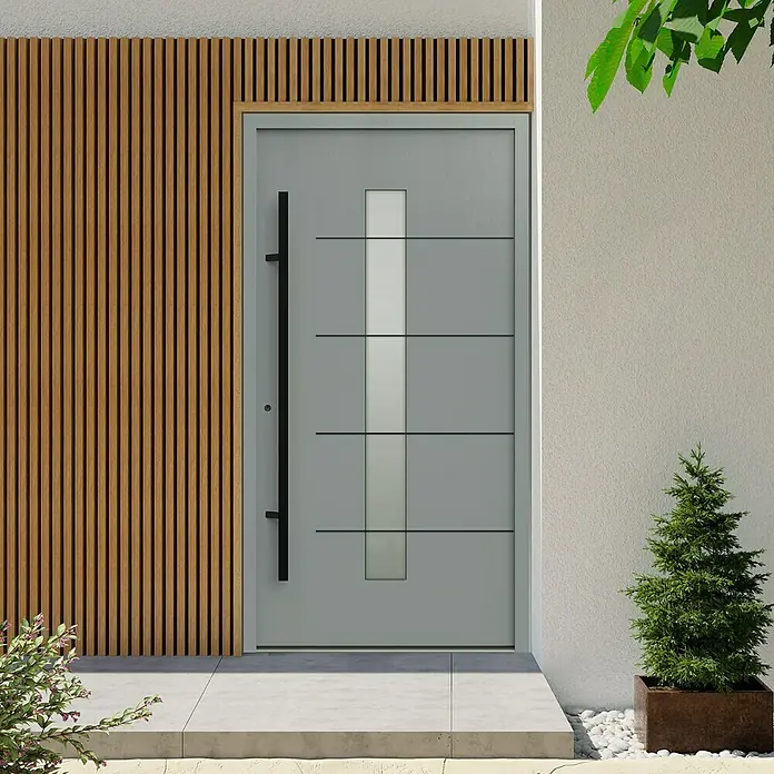 Gerda Haustür Thermo Prime 75 Ulm - 110 x 210 cm, DIN Anschlag: Links, Grau, Schwarze Details - Moderne Haustür in Grau mit vertikalem Glaseinsatz und schwarzem Griff, eingebettet in eine stilvolle Fassade mit Holzverkleidung.