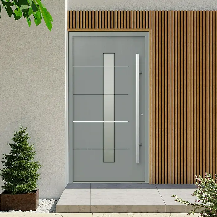 Gerda Haustür Thermo Prime 75 Ulm - 100 x 210 cm, DIN Anschlag: Rechts, Grau, Details in Edelstahl - Eine moderne graue Haustür mit vertikalen Holzpaneelen und einem schlanken, linearen Design. Die Tür hat einen zentralen Glasstreifen.