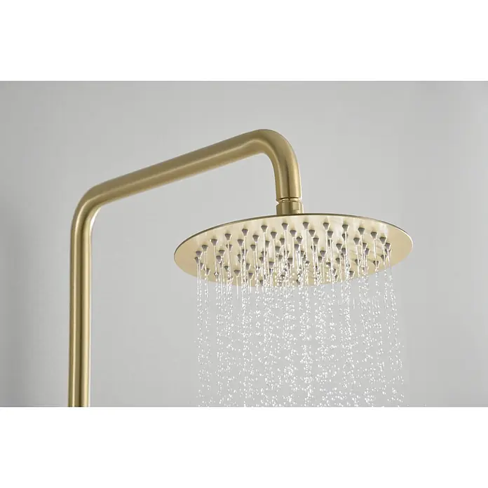 Imex Delos Sistema de ducha - Grifo monomando, Oro - Esta imagen muestra un cabezal de ducha dorado con agua que fluye. El cabezal de ducha es redondo y tiene muchas boquillas.