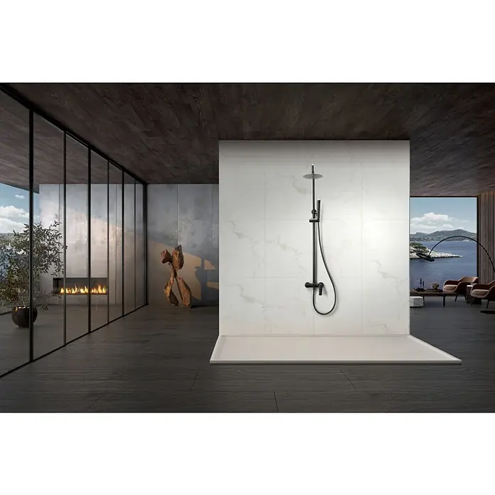 Imex Delos Sistema de ducha - Grifo monomando, Black gun metal - Conjunto de ducha negro con plato de ducha plano frente a una pared de mármol blanco en un baño elegante con una hermosa vista.