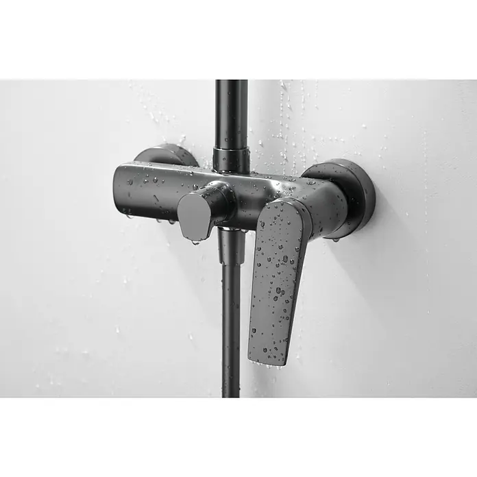 Imex Delos Sistema de ducha - Grifo monomando, Black gun metal - Primer plano de un grifo de ducha negro mate con gotas de agua, que muestra el diseño moderno y el acabado de alta calidad.
