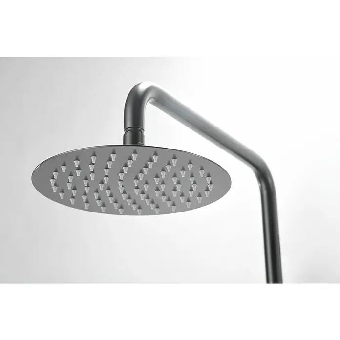Imex Delos Sistema de ducha - Grifo monomando, Black gun metal - Primer plano de un moderno cabezal de ducha redondo con finos chorros y un elegante brazo curvo, prometiendo una experiencia de ducha lujosa.
