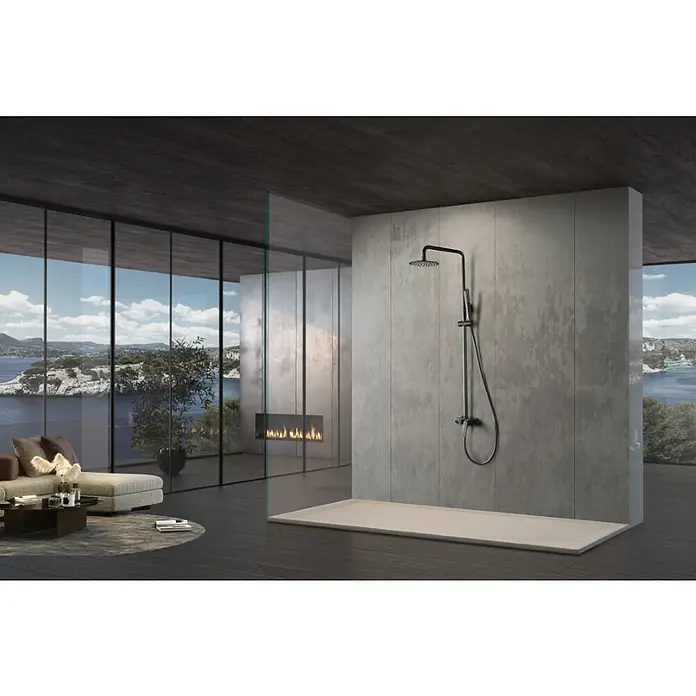 Imex Delos Sistema de ducha - Grifo monomando, Negro - Ducha de lluvia moderna en un baño lujoso con vista al mar. El accesorio oscuro contrasta maravillosamente con los azulejos claros.
