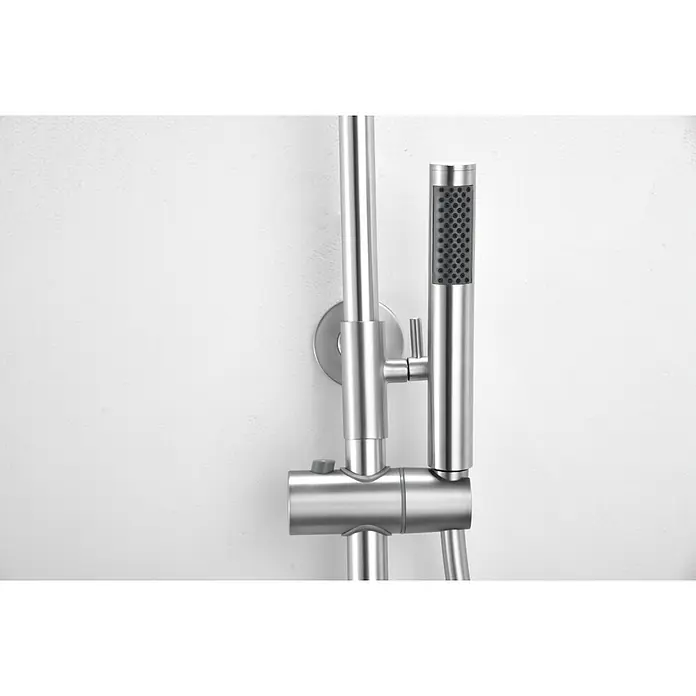 Imex Delos Sistema de ducha - Grifo monomando, Cromo - Primer plano de un moderno conjunto de ducha con teleducha en acero inoxidable cepillado contra una pared blanca. Diseño elegante para tu baño.