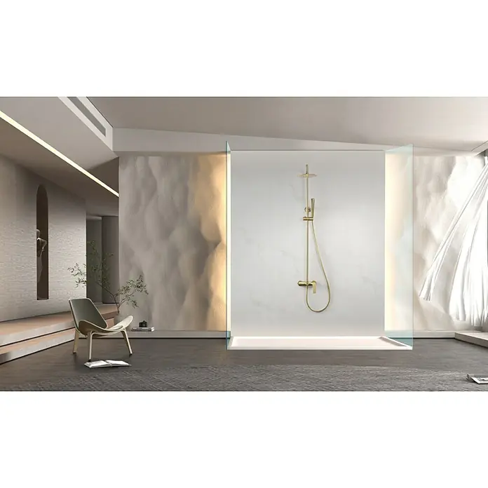 Imex Delos Sistema de ducha - Grifo monomando, Oro - Un baño moderno con una grifería de ducha dorada, rodeada de paredes de cristal y paredes texturizadas.
