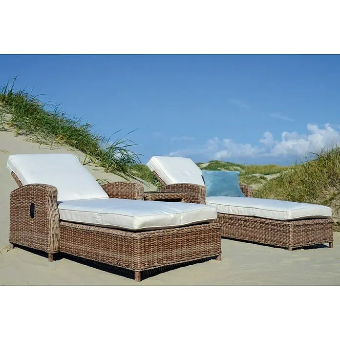 Tumbona de jardín Gotland - 83,5 x 206 x 26 cm, Arena, Acero, Respaldo regulable - Dos lujosas tumbonas de ratán con cojines blancos en la playa, perfectas para relajarse y disfrutar de las vistas al mar.