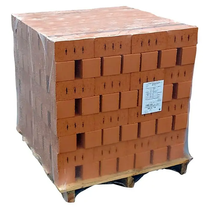 Porotonstein 2DF - 24 x 11,5 x 11,3 cm - Eine Palette roter Ziegelsteine, ordentlich gestapelt und mit durchsichtiger Folie umwickelt, ideal für Bauprojekte und Mauerarbeiten.