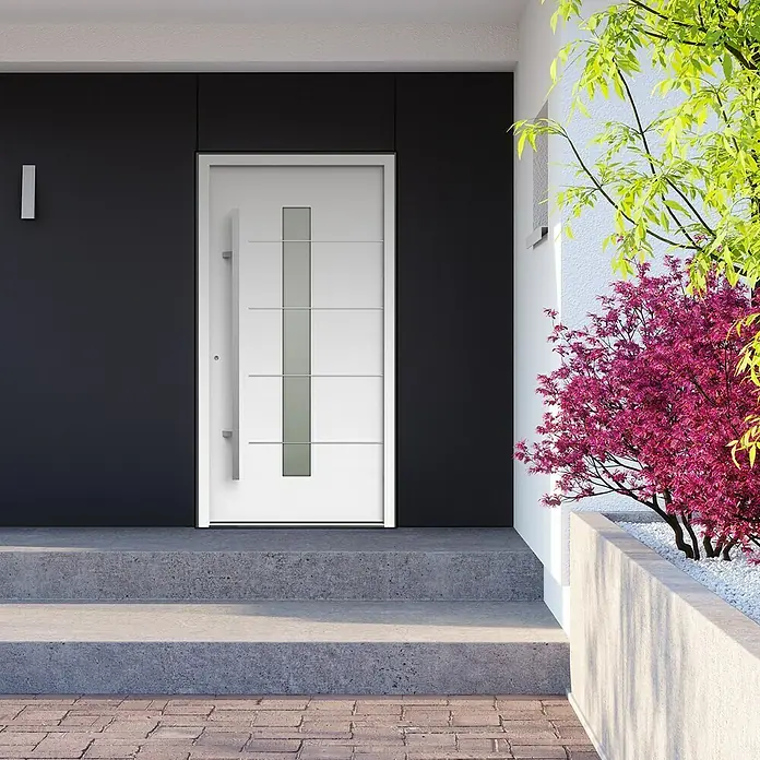 Gerda Haustür Thermo Prime 75 Ulm - 110 x 210 cm, DIN Anschlag: Links, Weiß, Details in Edelstahl - Elegante weiße Haustür mit Glasakzenten und langem Griff. Moderne Gestaltung mit dunkler Fassade und gepflastertem Eingangsbereich.