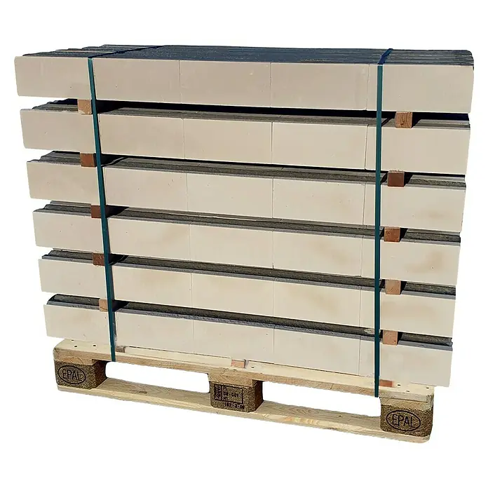 Kalksand-Sturz 2DF - 150 x 11,5 x 11,3 cm - Stapel feuerfester Ziegelsteine auf einer Palette, mit grünen Bändern gesichert, ideal für den Ofenbau.