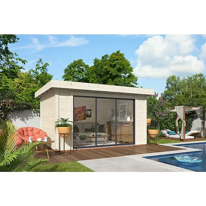 Palmako Gartenhaus Lydia - Außenmaß inkl. Dachüberstand (B x T): 429 x 351 cm, Holz, Natur - Ein modernes Gartenhaus mit großen Glasschiebetüren und stilvoller Einrichtung neben einem einladenden Poolbereich.