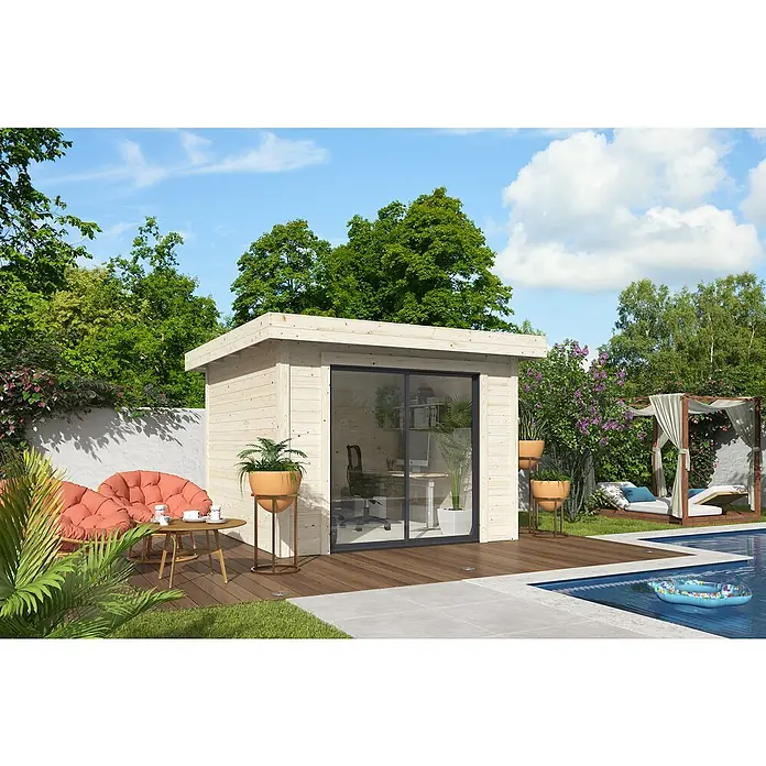 Palmako Gartenhaus Lydia - Außenmaß inkl. Dachüberstand (B x T): 329 x 351 cm, Holz, Natur - Ein modernes Gartenbüro aus hellem Holz mit großer Glasschiebetür, umgeben von üppigem Grün und einem Pool. Der perfekte Arbeitsplatz im Freien.