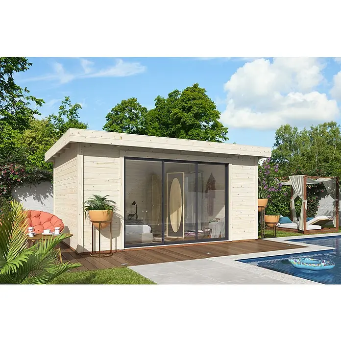 Palmako Gartenhaus Lydia - Außenmaß inkl. Dachüberstand (B x T): 494 x 390 cm, Holz, Natur - Dieses Bild zeigt ein modernes Gartenhaus mit großen Fenstern, umgeben von Grünflächen und einem Pool.