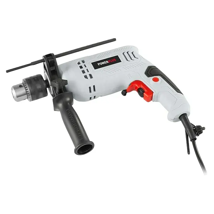 PowerPlus Taladro percutor POWC10110 - 550 W, 3.000 r.p.m., Número máx. de impactos: 4.800 /min - La imagen muestra un taladro de impacto Powerplus con mango auxiliar y tope de profundidad, en gris, negro y rojo.