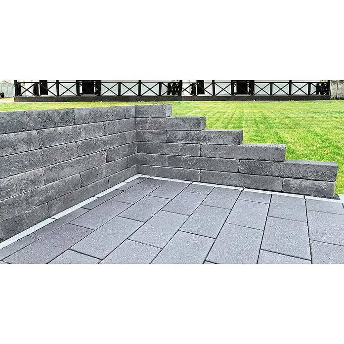 Christoph Mauerstein Collo-Block - 60 x 10,5 x 14 cm, Anthrazit, Beton - Ein grauer Steingarten mit Stützmauer und gepflasterter Fläche, die sich perfekt in jeden Garten einfügt und eine tolle Atmosphäre schafft.