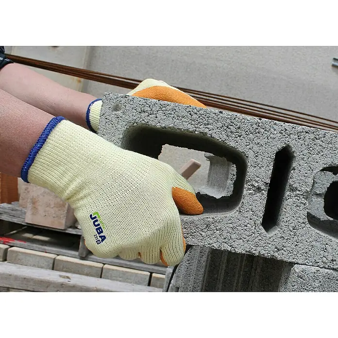 Juba Guantes de trabajo H251 - Talla del guante: 8, Amarillo/Naranja, 2 ud. - Manos con guantes Juba levantando un bloque de hormigón. Los guantes ofrecen protección y agarre para la construcción.