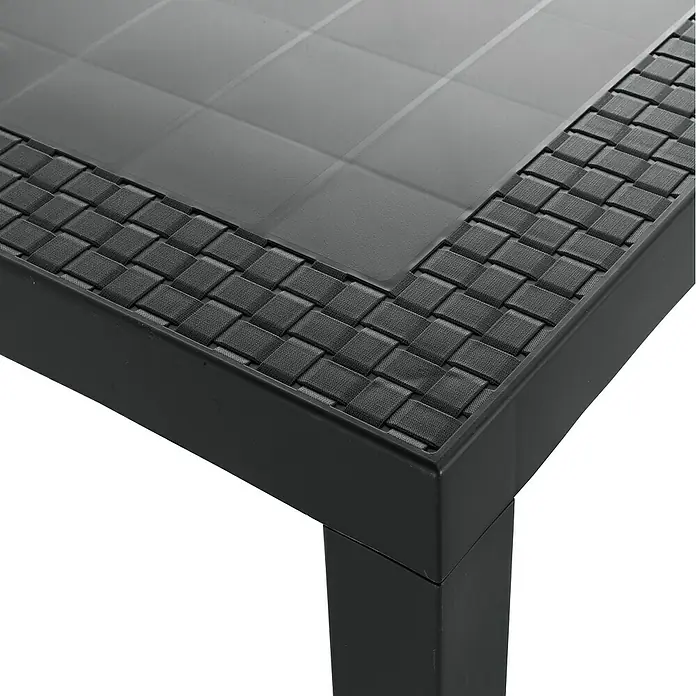 Mesa de jardín Dream - L x An x Al: 140 x 85 x 73 cm, Polipropileno, Antracita - Primer plano de una mesa de jardín negra con una tapa de vidrio y un borde tejido, que ofrece una solución de exterior elegante y moderna.