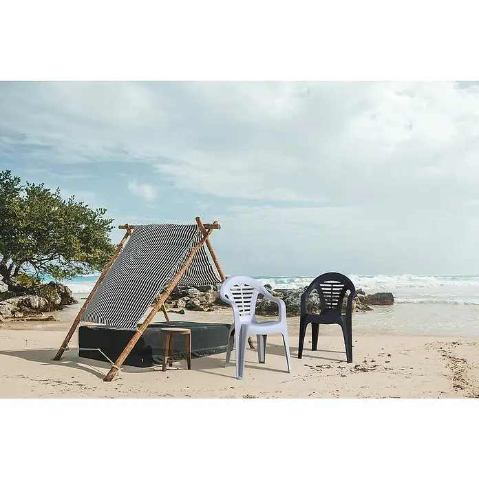 Silla de jardín Menorca - 58,5 x 54 x 79 cm, Antracita, Polipropileno, Apilable - Dos sillas de plástico, una blanca, una negra, están en la playa frente a un pequeño refugio, ideal para horas de relax en el mar.