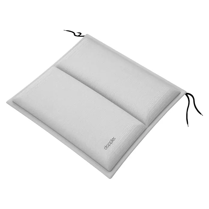 Doppler Outdoor-Sitzkissen City - Hellgrau, L x B x H: 48 x 48 x 6 cm - Nahaufnahme eines weißen Doppler-Kissens mit Bindebändern, das Komfort und Halt bietet. Ideal für entspannte Stunden im Freien.
