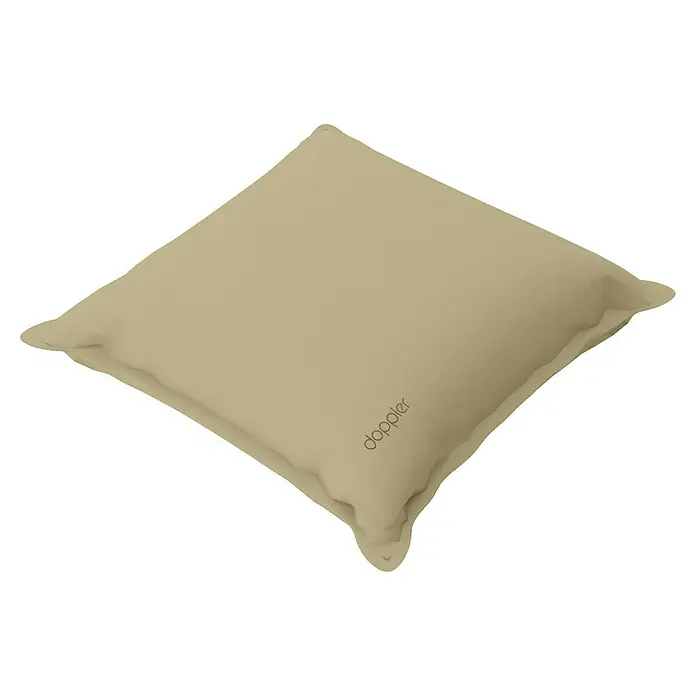 Doppler Outdoor-Kissen City - Beige, L x B x H: 45 x 45 x 14 cm - Nahaufnahme eines quadratischen, beigen Kissens mit der Aufschrift "Doppler", ideal für Komfort und Stil in Ihrem Zuhause.