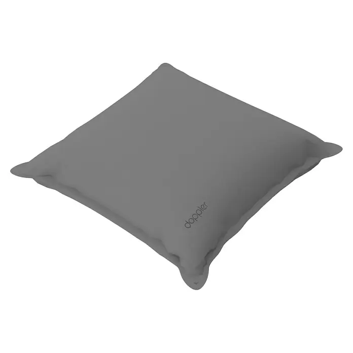 Doppler Outdoor-Kissen City - Dunkelgrau, L x B x H: 45 x 45 x 14 cm - Graues Kissen mit dem Aufdruck "Doppler" in einer minimalistischen Darstellung, ideal für moderne Wohnräume und zur Dekoration.