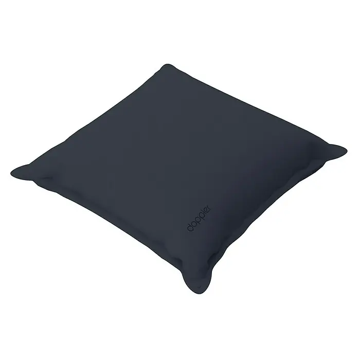 Doppler Outdoor-Kissen City - Blau, L x B x H: 45 x 45 x 14 cm - Nahaufnahme eines dunkelgrauen Doppler-Kissens, das auf einem schwarzen Hintergrund platziert ist, was seine schlichte Eleganz hervorhebt.