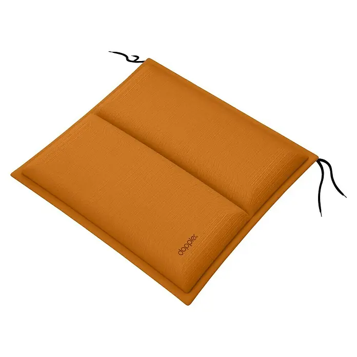 Doppler Outdoor-Sitzkissen City - Orange, L x B x H: 48 x 48 x 6 cm - Nahaufnahme eines quadratischen, gesteppten orangefarbenen Doppler-Kissens mit schwarzen Bindebändern auf schwarzem Hintergrund.