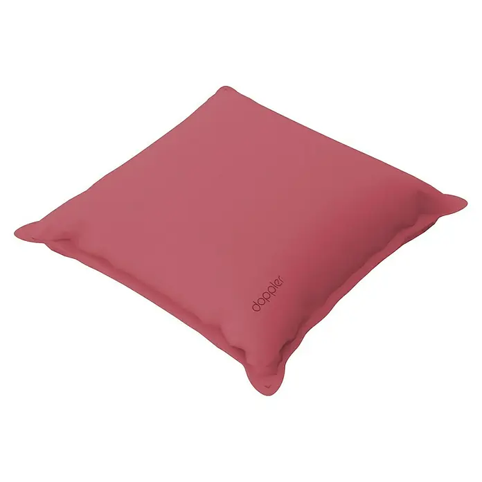 Doppler Outdoor-Kissen City - Rosa, L x B x H: 45 x 45 x 14 cm - Nahaufnahme eines Doppler-Kissens in einem satten Rosaton, das eine weiche Textur und ein subtiles Branding aufweist. Perfekt für Komfort und Stil.