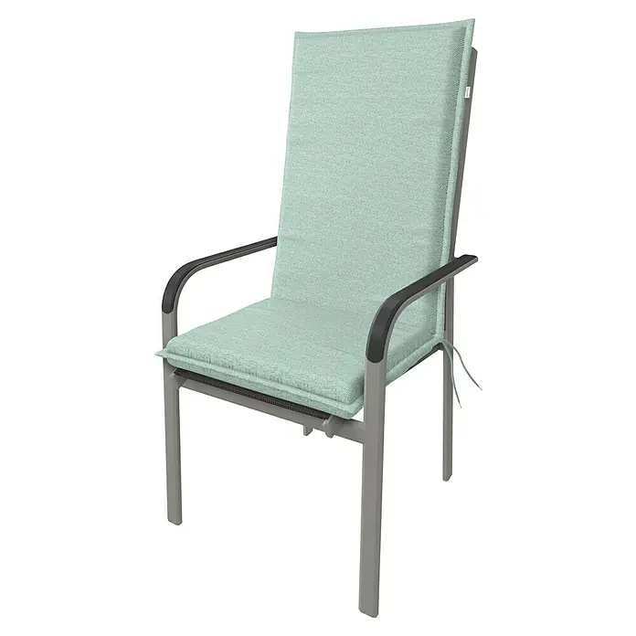 Doppler Sitzauflage Art - Hochlehner, L x B x H: 119 x 48 x 6 cm, Baumwoll-Polyester-Mischgewebe, Blau - Ein stilvoller Gartenstuhl mit Armlehnen und einer hellblauen gepolsterten Sitzfläche und Rückenlehne für entspannte Stunden im Freien.