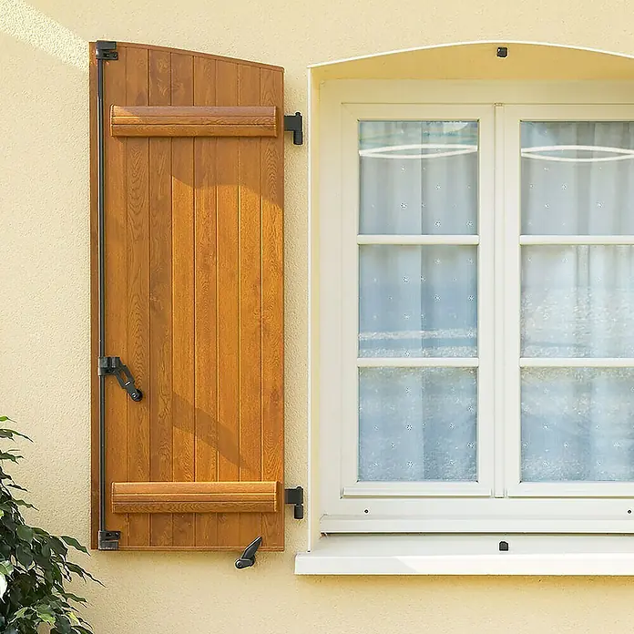 Fartools Elektro-Multischleifer REX 120C - 1.300 W, 1 Bürste - Ein detailreiches Foto eines Fensters mit einem braunen Holzfensterladen, der teilweise geöffnet ist und das Tageslicht hereinlässt.