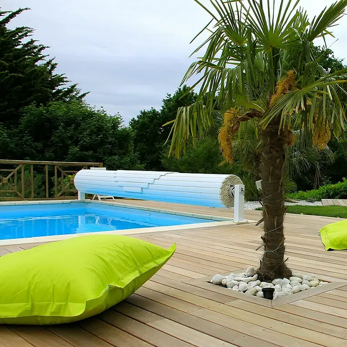 Fartools Elektro-Multischleifer REX 120C - 1.300 W, 1 Bürste - Einladender Poolbereich mit automatischer Poolabdeckung, Holzterrasse und üppigem Grün. Entspannung pur im eigenen Garten.