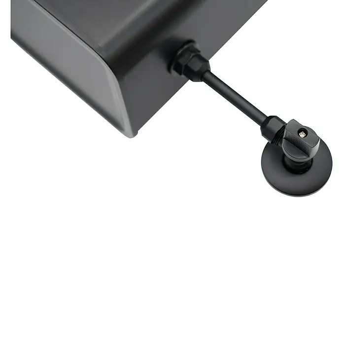Siamp Spülkasten Tosca - 13 x 43,2 x 33,4 cm, Schwarz - Detailaufnahme einer schwarzen LED-Leuchte mit verstellbarer Halterung. Präzise Beleuchtungslösung für den Innen- und Außenbereich.
