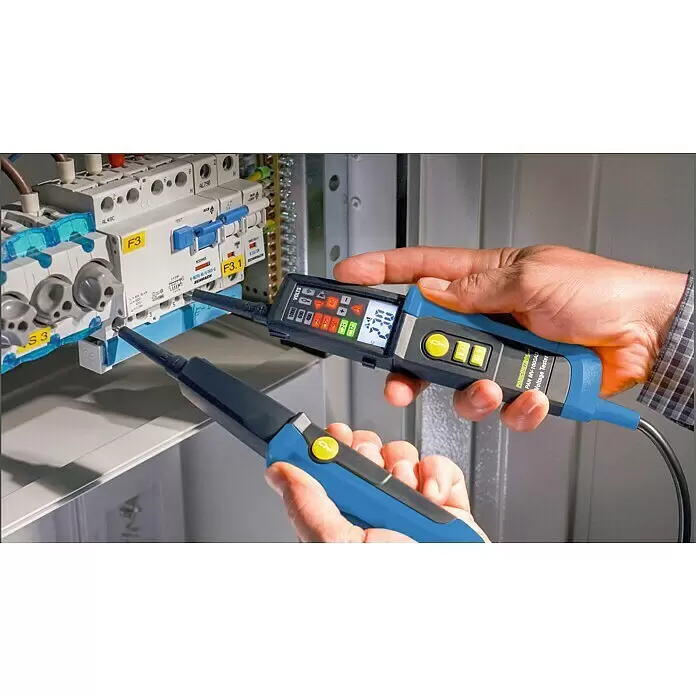 Pancontrol Spannungsprüfer Spannungs- & Durchgangsprüfer PAN MV-1000AD - 12 V - 690 V, Polanzahl: 1 Stk. - Eine Person prüft mit einem blau-schwarzen Spannungsprüfer eine Schalttafel. Das Gerät zeigt eine Spannungsmessung an.