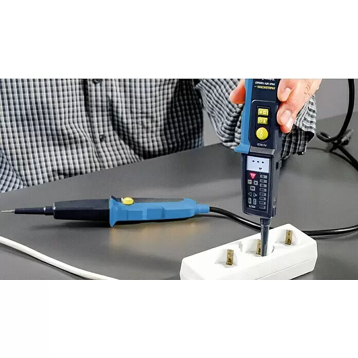 Pancontrol Spannungsprüfer Spannungs- & Durchgangsprüfer PAN MV-1000AD - 12 V - 690 V, Polanzahl: 1 Stk. - Person testet eine weiße Steckdosenleiste mit einem blau-schwarzen Spannungsprüfer. Das Display zeigt Messwerte an.