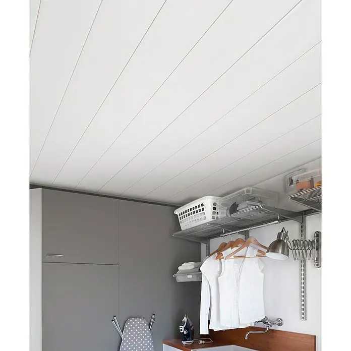 Grosfillex Panel de pared Exapan Line 3000 - 260 cm x 37,5 cm x 8 mm, Blanco - Un lavadero con estación de planchado, soluciones de almacenamiento y paneles de techo blancos.