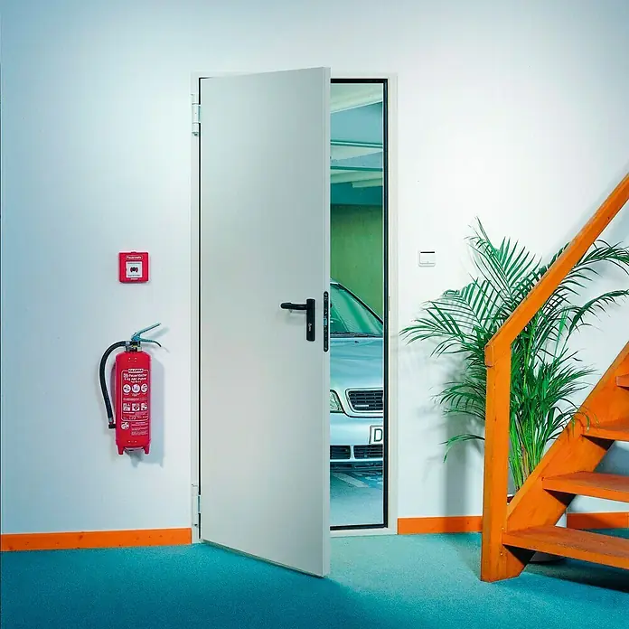Novoferm Puerta cortafuegos EI2 60 C5 - 88,5 x 203,5 cm, Derecha, Blanco - Puerta blanca invitando a una habitación con un coche aparcado, junto a una escalera y un extintor de pared.