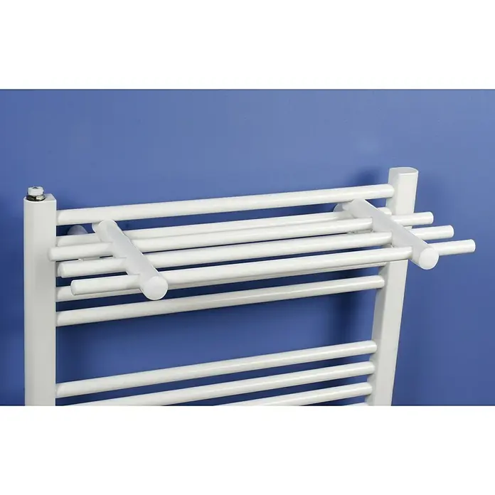 Ximax Badheizkörper-Ablage - Breite: 58 cm, Weiß, Passend für: Ximax Badheizkörper Tip/Tec/Lux - Heizkörper mit Handtuchhalter vor einer blauen Wand.