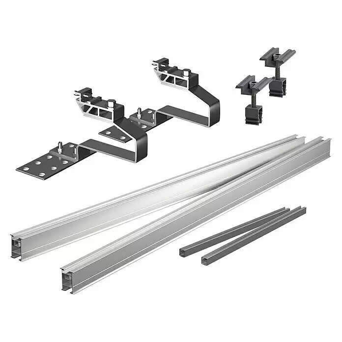 Green Solar Befestigungs-Set - Passend für: 4 Solarmodule, Geeignet für: Schrägdach - Metallkomponenten für Solarmontage: silberne Aluminiumschienen, dunklere Profile und diverse Klemmen.