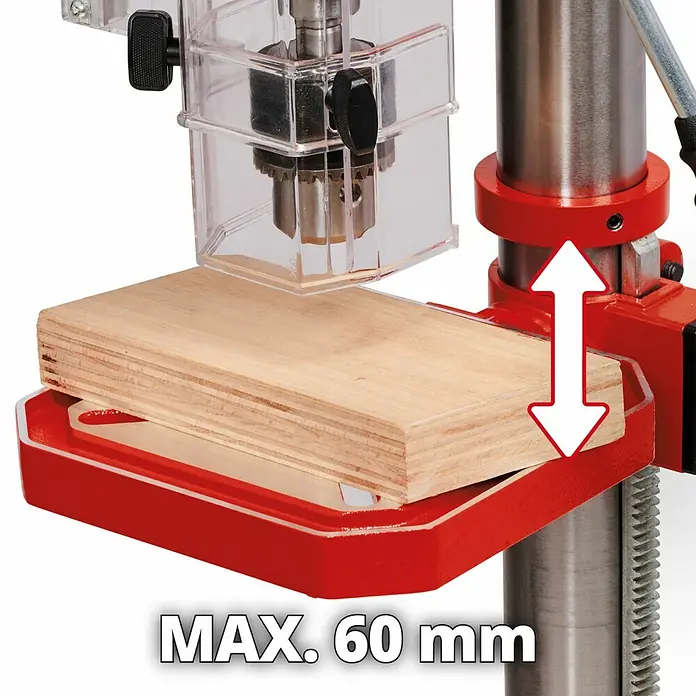 Einhell Tischbohrmaschine TC-BD 630/1 - 630 W, Leerlaufdrehzahl: 250 U/min - 2.400 U/min, Spannweite Bohrfutter: 1,5 mm - 16 mm - Eine Bohrmaschine mit einem Holzstück auf dem Tisch, der mit einem Pfeil markiert ist, der die Höheneinstellung des Tisches zeigt.