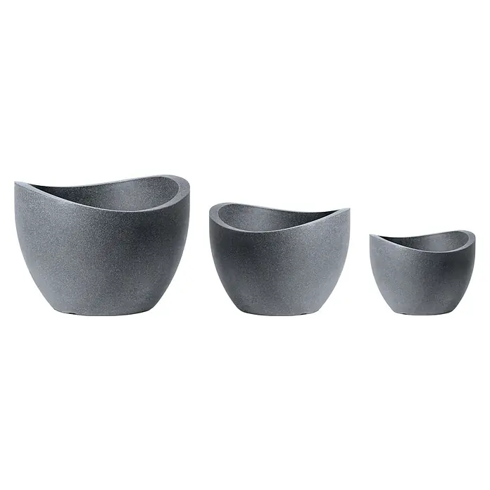 Scheurich Wave Globe Pflanztopf - Außenmaß (Ø x H): 39,5 x 29,3 cm, Kunststoff, Schwarz granit - Hier sind drei Pflanztöpfe aus grauem Steinzeug mit einem einzigartigen Design, perfekt für moderne Innenräume oder Gärten.