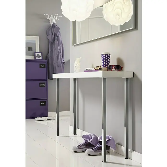 Element System Möbelfuß - 2,5 x 2,5 x 20 cm, Traglast: 30 kg, Stahl, Chrom - Ein moderner Flur mit einem weißen Konsolentisch, auf dem Dekoartikel stehen, darunter eine Lampe und ein Spiegel.