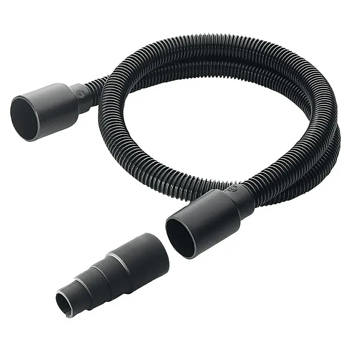 Kärcher Absaug-Adapter - Länge: 1 m, Passend für: Kärcher MV/WD Serie - Nahaufnahme eines schwarzen Staubsaugerschlauchs mit Zubehör auf schwarzem Hintergrund.