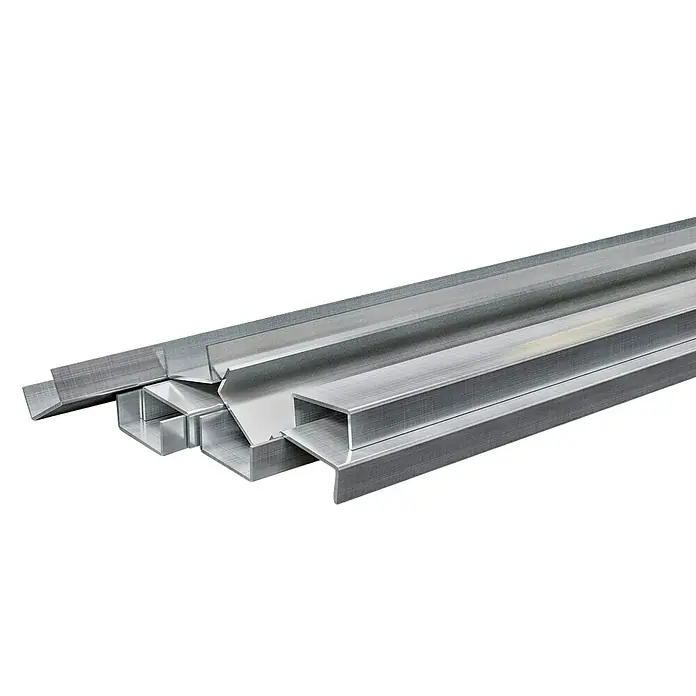 Stabilit Perfil en U - 2.000 x 20 x 20 mm, Espesor: 1,7 mm, Plateado - Primer plano de varios perfiles de aluminio sobre un fondo negro, que muestra la versatilidad y aplicaciones del material.
